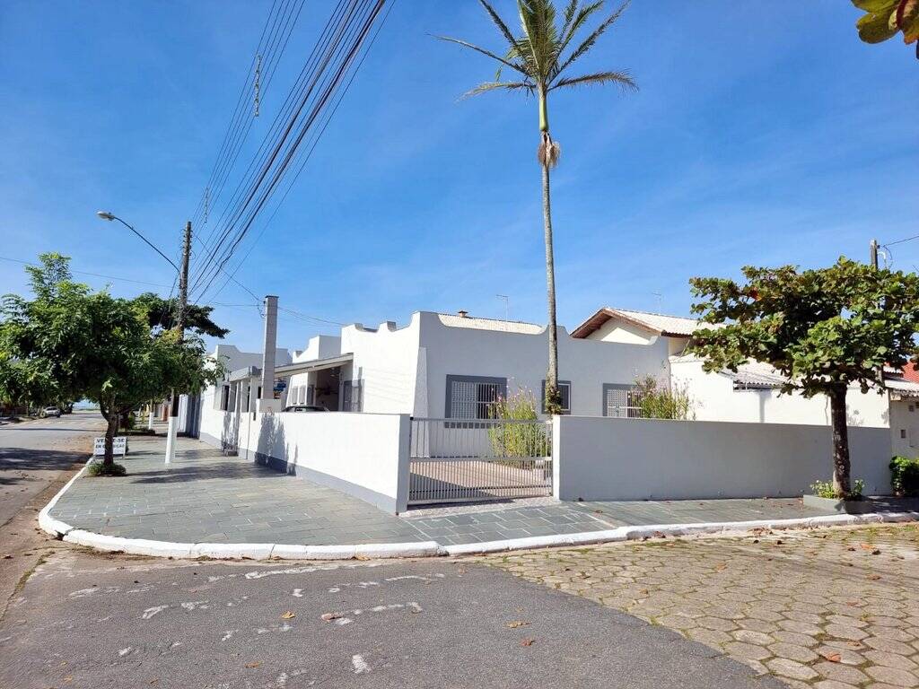 Casa à venda com 3 quartos, 210m² - Foto 1