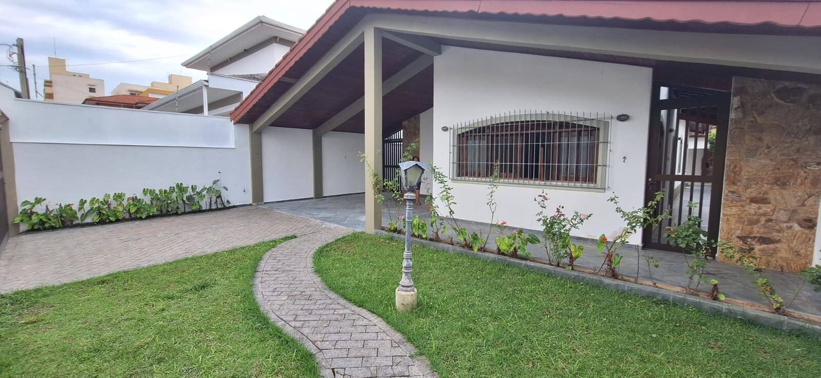 Casa à venda com 4 quartos, 208m² - Foto 1