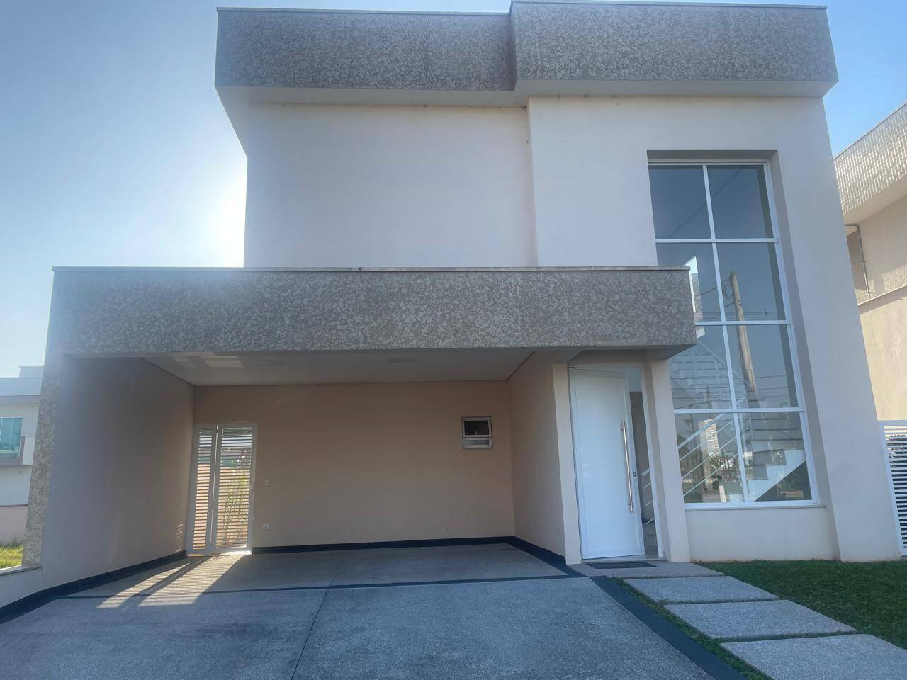 Casa à venda com 4 quartos, 253m² - Foto 1