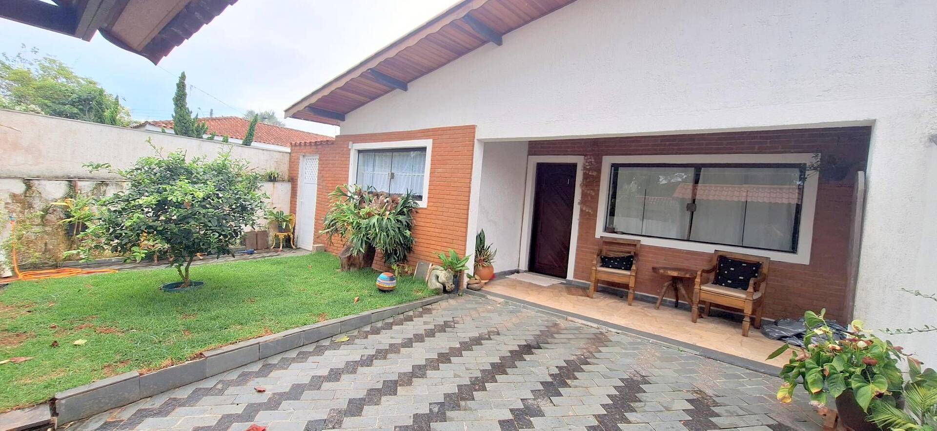 Casa à venda com 3 quartos, 141m² - Foto 1