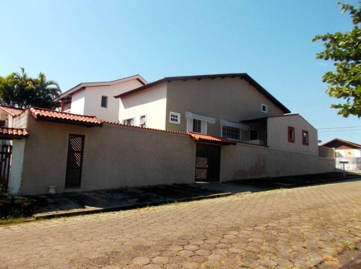 Sobrado à venda com 5 quartos, 200m² - Foto 2